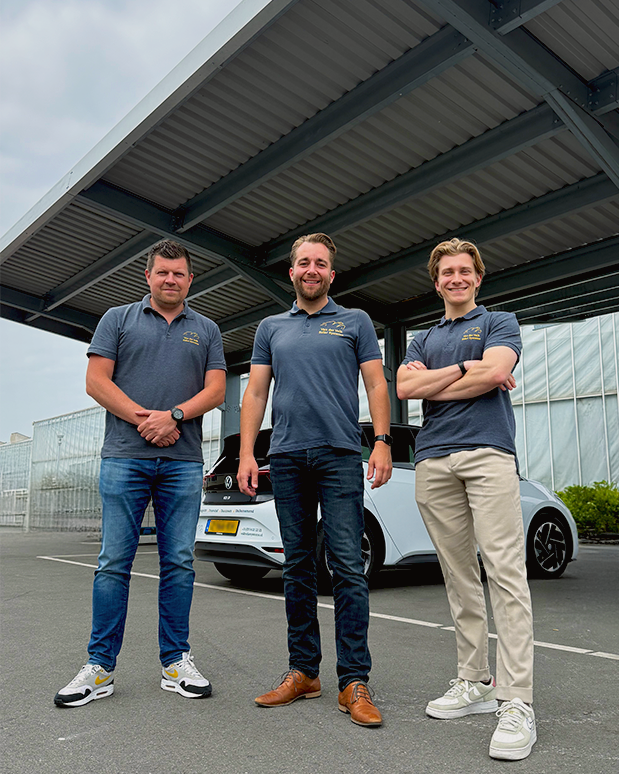 Zonnepanelen carport constructie met auto eronder en adviseurs van ValkTop