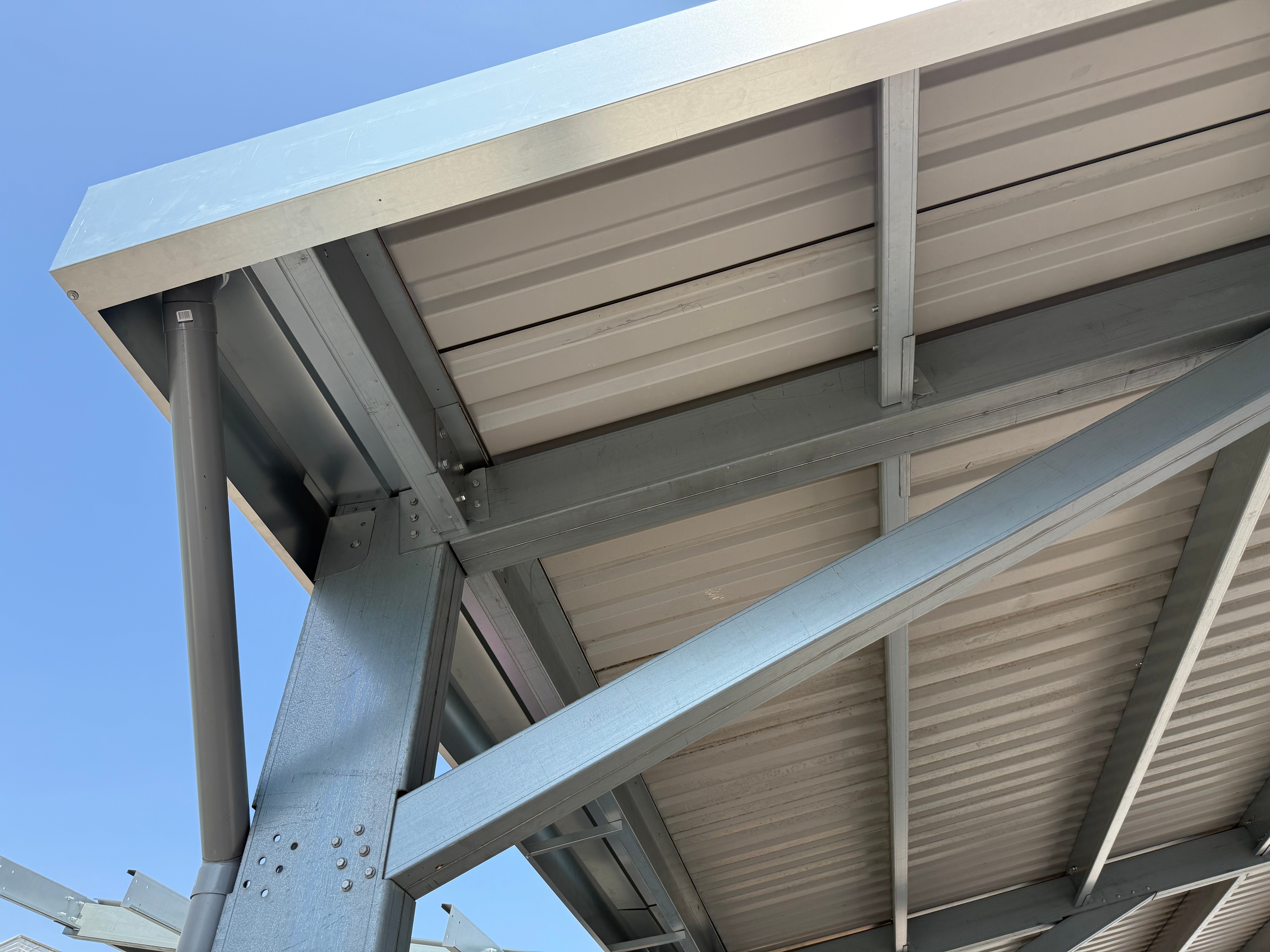 Zonnepanelen carport aluminium constructie met afwatering, regenpijp
